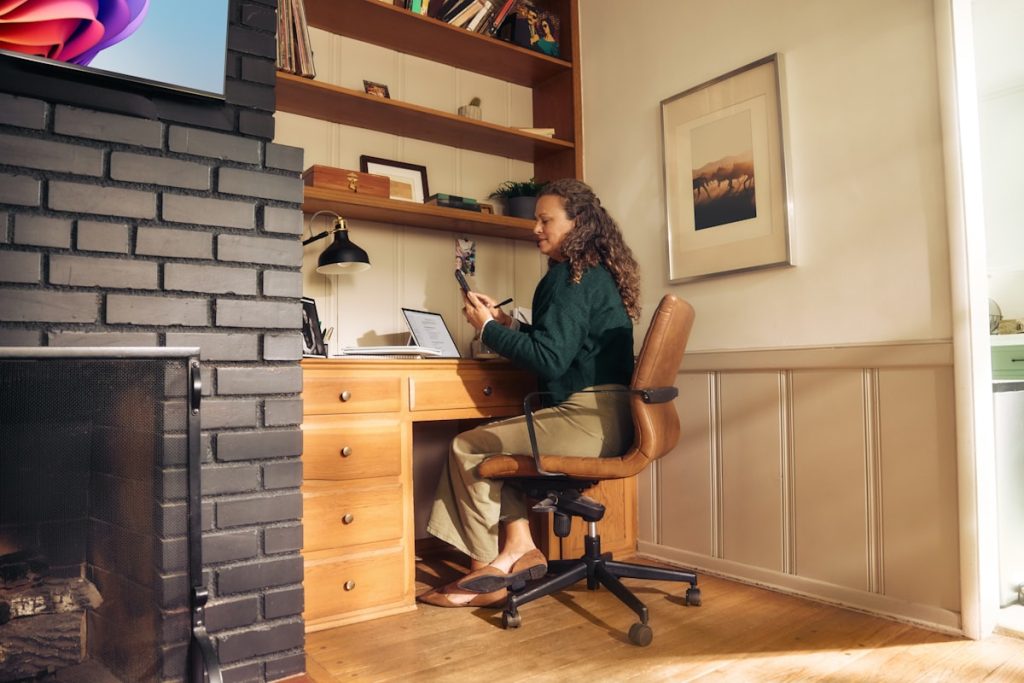 Zelfstandig IT-professional werkt aan een opdracht vanuit een thuiskantoor