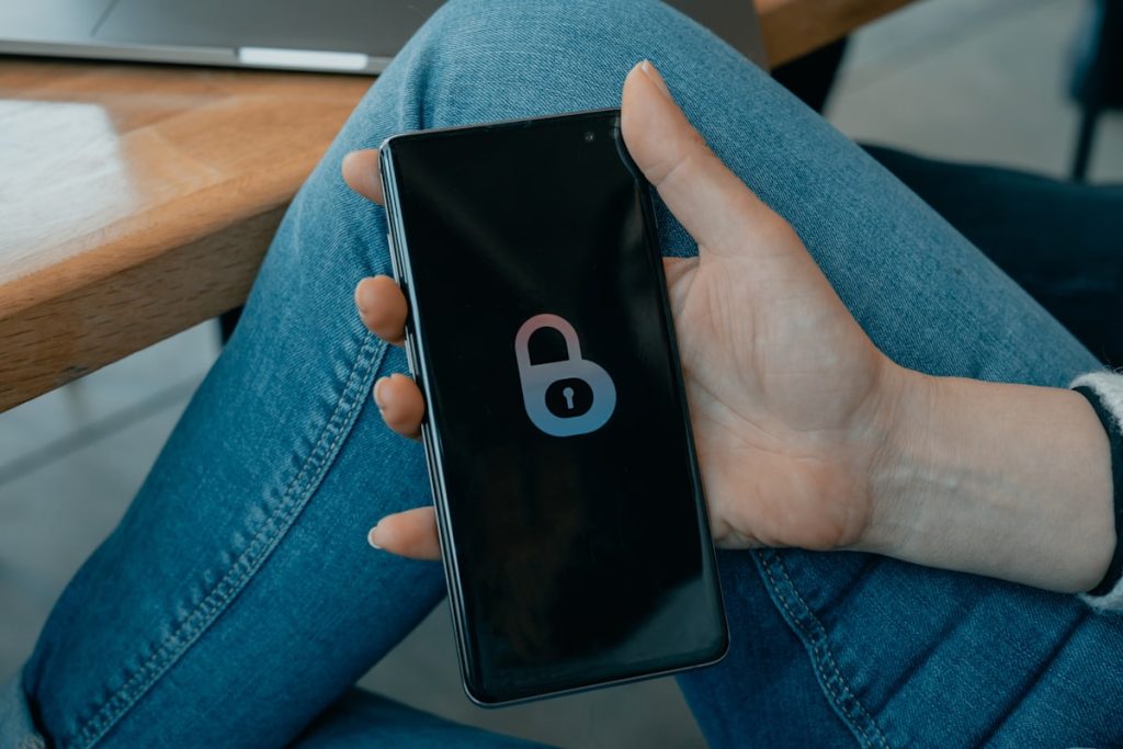 martphone met een slot-symbool op het scherm, beveiligd tegen hacken