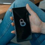 martphone met een slot-symbool op het scherm, beveiligd tegen hacken