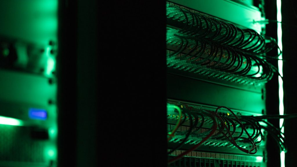 Serverruimte met racks vol netwerkapparatuur, beheerd via managed IT