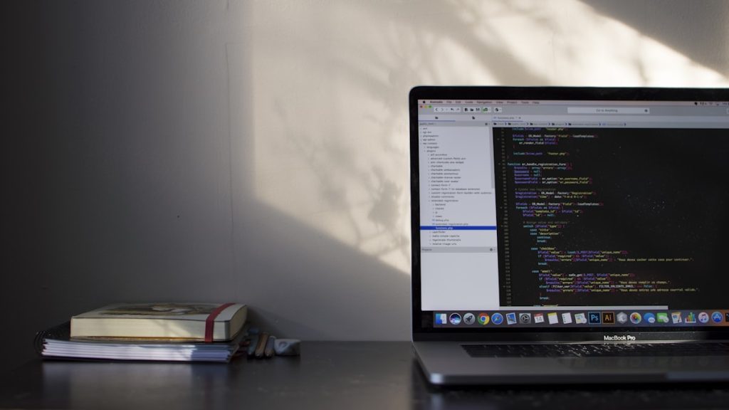 Webdeveloper werkt aan een website migratie op een laptop
